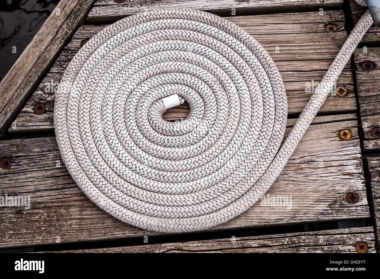 Spule aus Nylon-Seil an einem pier Stockfoto