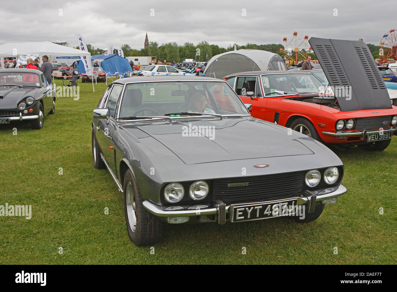 Eine graue Jensen Interceptor 6276cc Limousine auf dem Display an der Bromley Pageant des Autofahrens in Norman Park Bromley, Kent Stockfoto