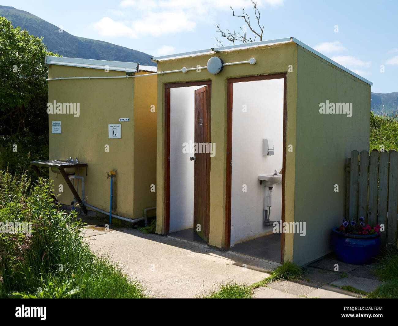 Camping toilet -Fotos und -Bildmaterial in hoher Auflösung – Alamy