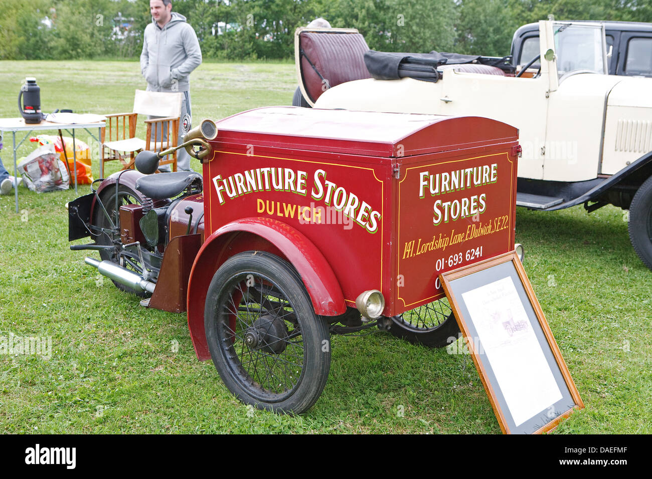 Ein altes Motorrad Transportvehikel für die Möbelhäuser in Dulwich auf dem Display an der Bromley Pageant des Autofahrens Stockfoto