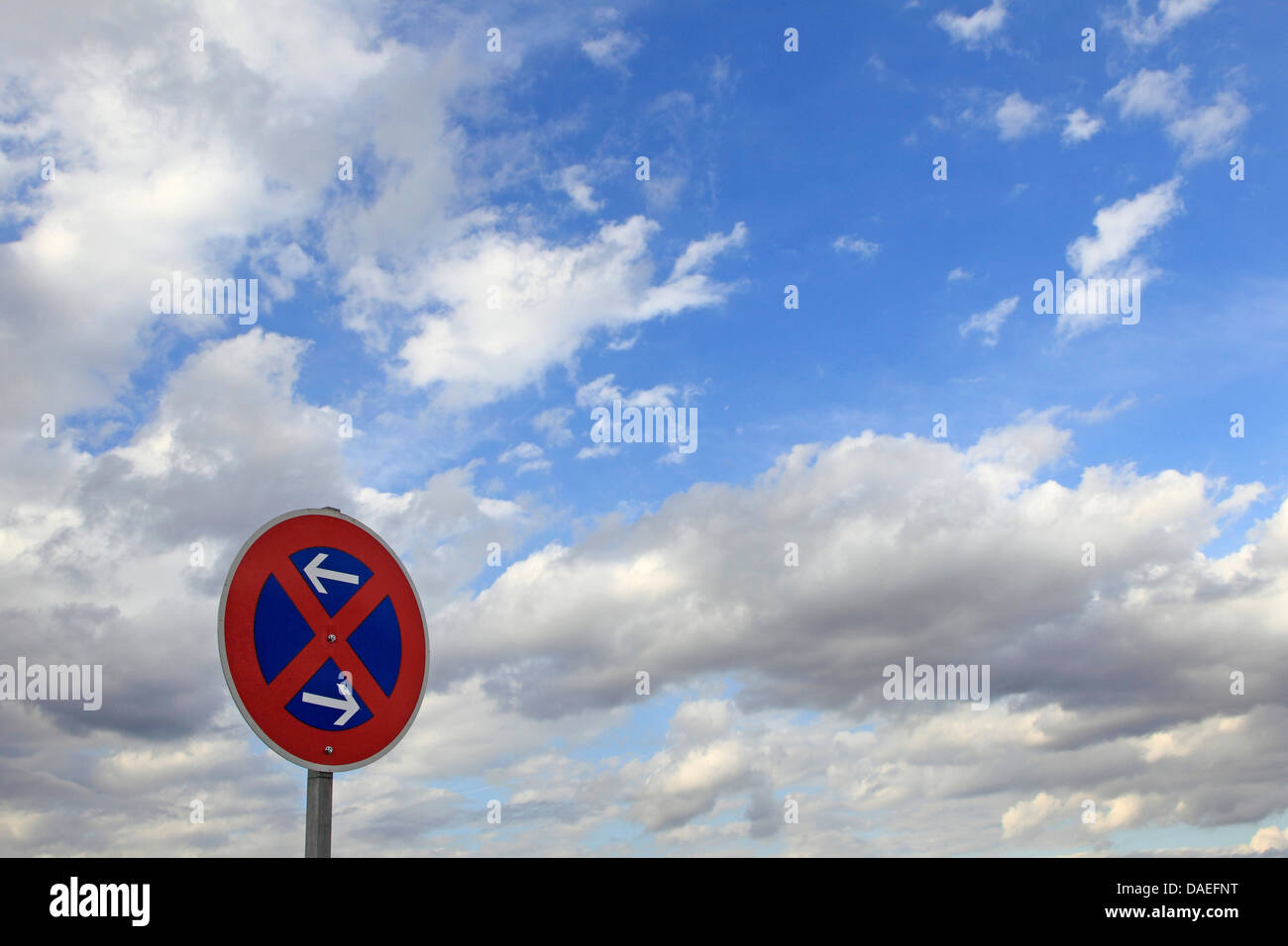 Wolken und Verkehrszeichen, Deutschland Stockfoto