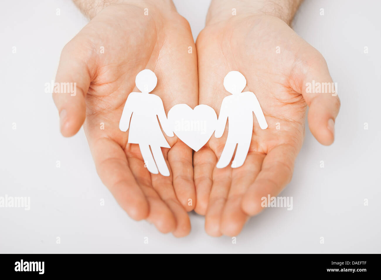 Mannhände mit Papier Männer Stockfoto