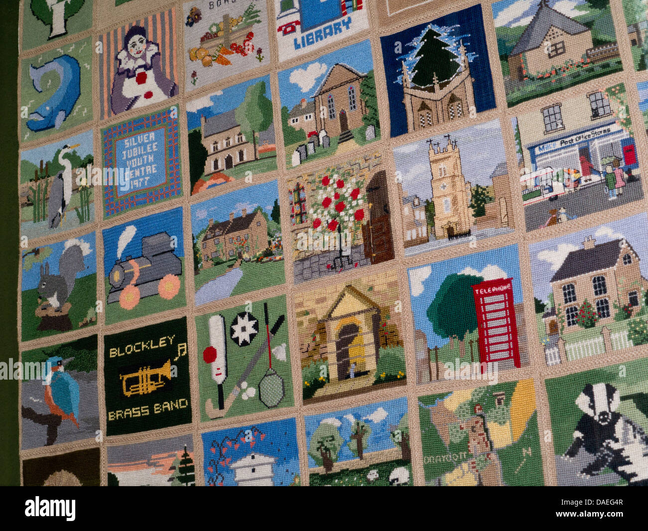 Leben im Dorf Hand made Wandteppich in Blockley Pfarrkirche geben einen Einblick in die ländliche Idylle Cotswolds Gemeinschaft village Life UK Stockfoto