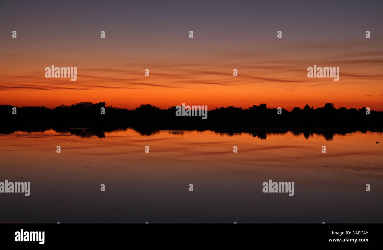 Abendstimmung nach Sonnenuntergang über einem See, USA, Florida, Merritt Island Stockfoto