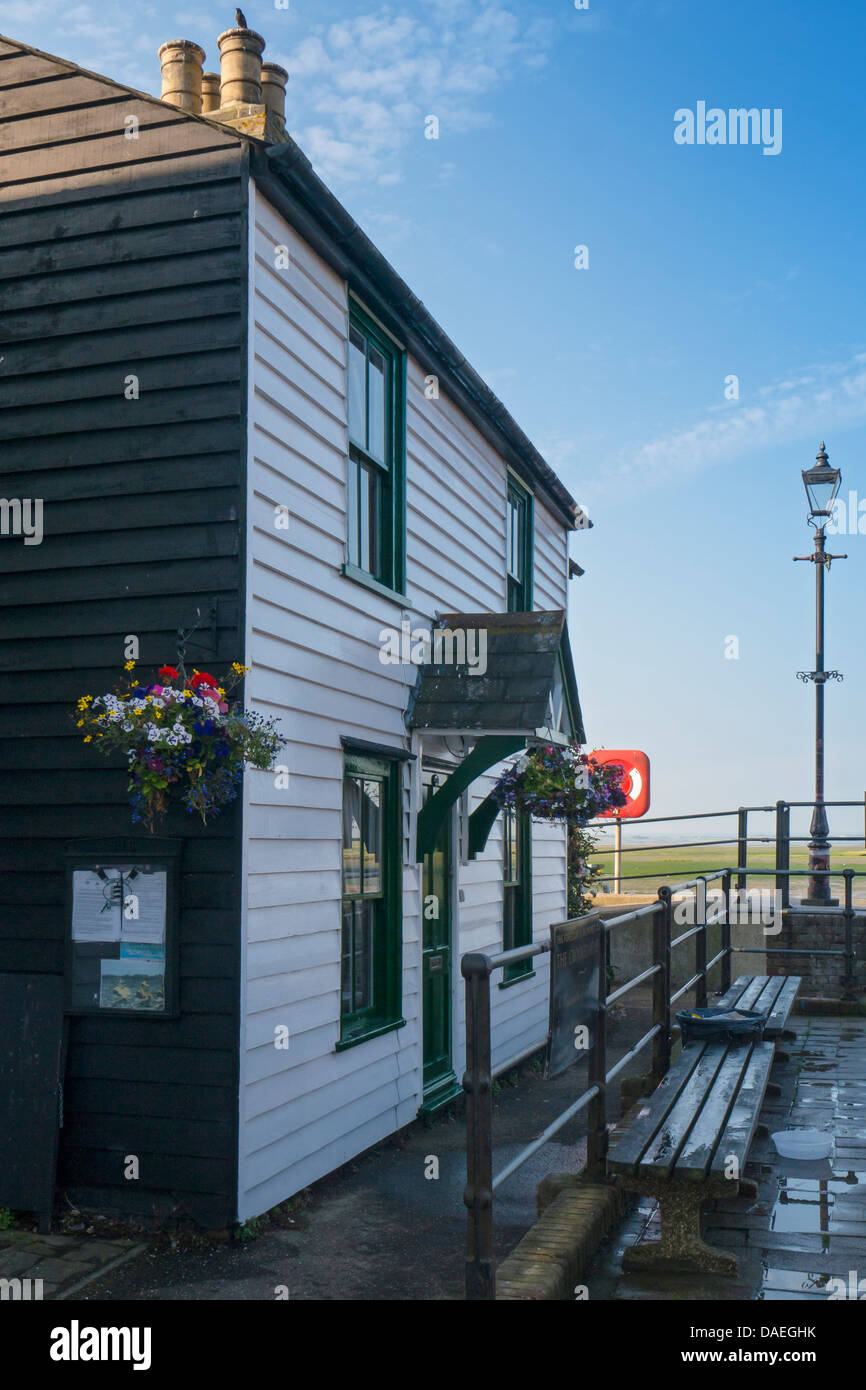 SOUTHEND-ON-SEA, ESSEX, Großbritannien - 06. JULI 2013: Hübsches Cottage am Billet Wharf in Old Leigh Stockfoto