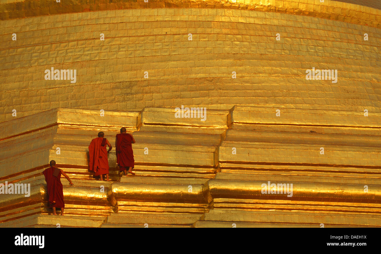 Mönche, Klettern die riesige Shwedagon-Pagode, das bedeutendste sakrale Bauwerk und religiöses Zentrum des Landes, Burma, Yangon Stockfoto