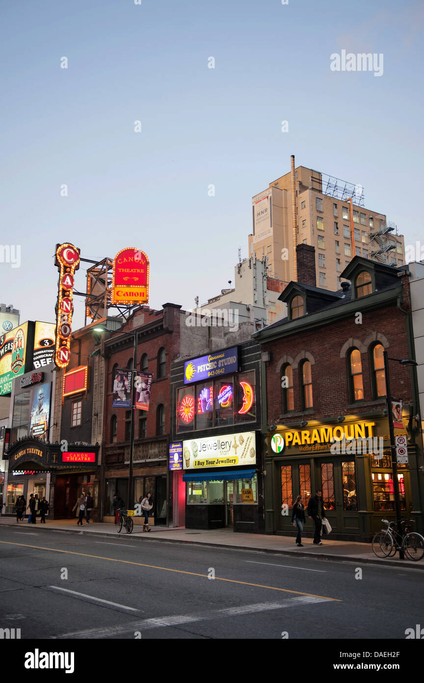 Yonge Street in der Abenddämmerung, die Innenstadt von Toronto, Kanada Stockfoto