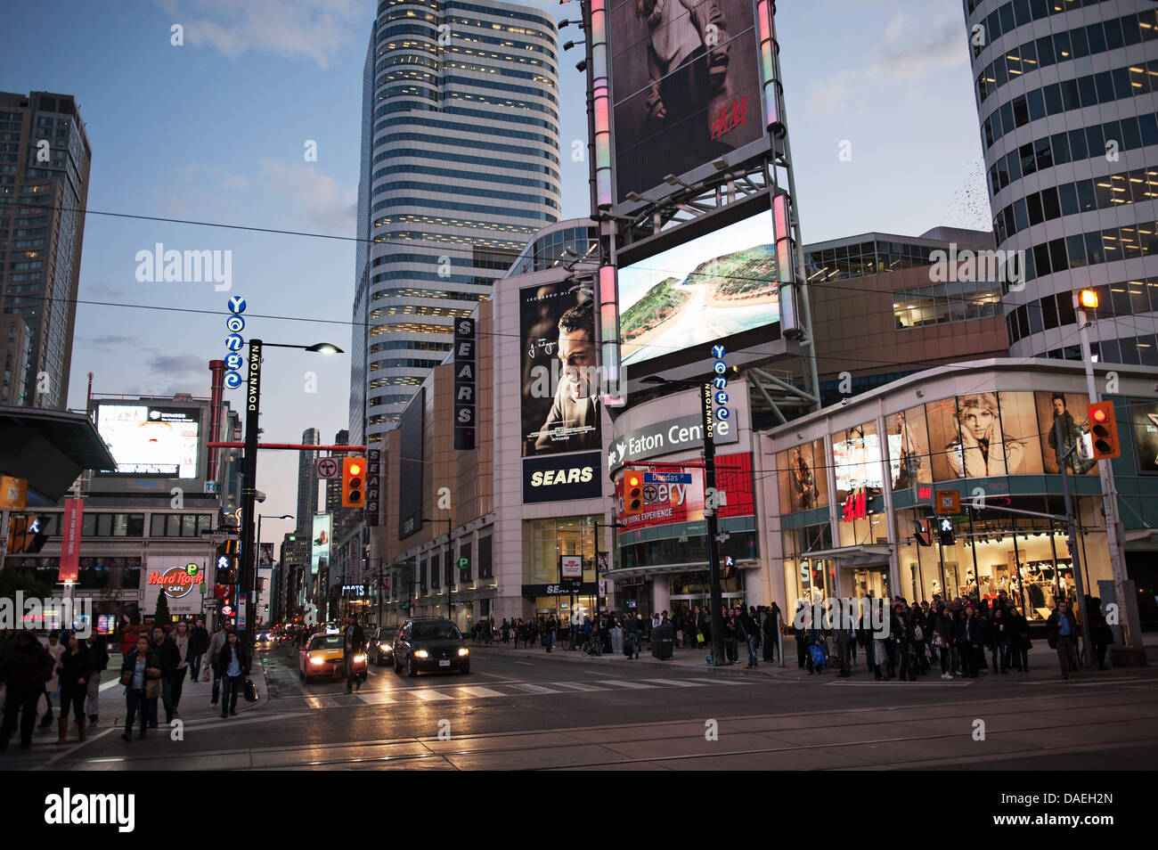 Toronto Eaton Center und Yonge Street in der Abenddämmerung, die Innenstadt von Toronto, Kanada Stockfoto