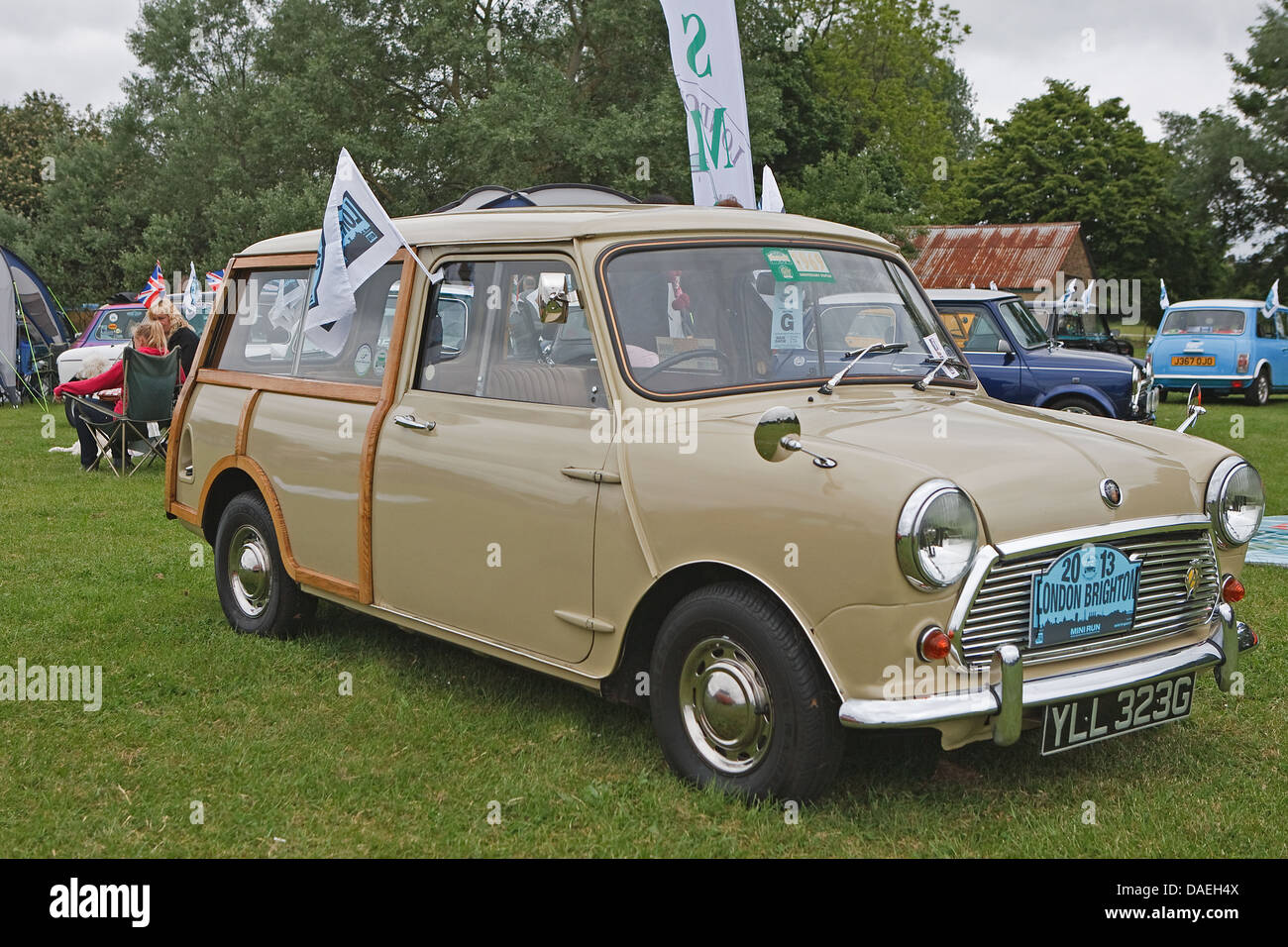 Austin Mini Countryman Beige 1000ccm auf dem Display an der Bromley Pageant des Autofahrens in Norman Park Bromley, Kent Stockfoto