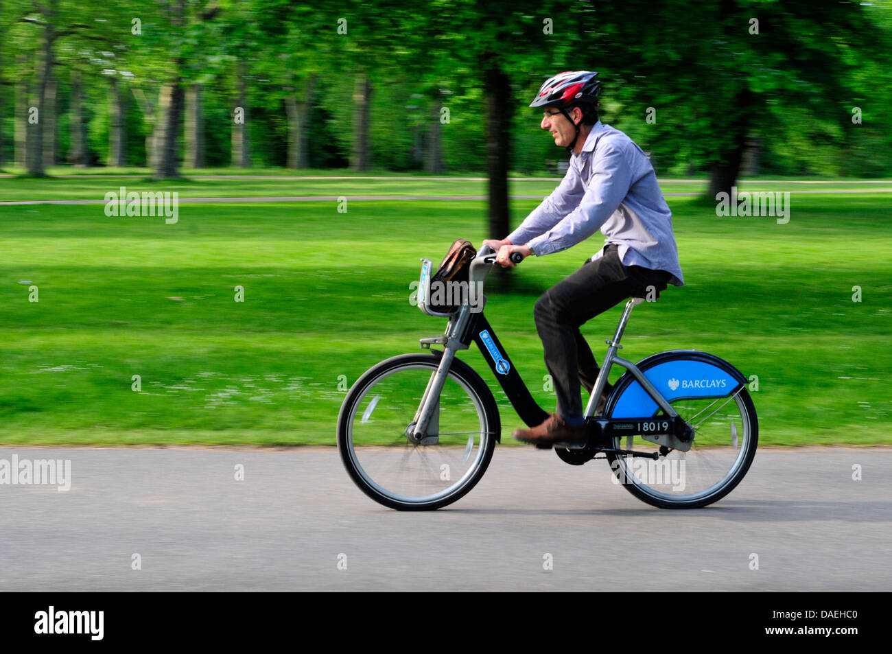 Ein Mann, mit dem Fahrrad in den Kensington Gardens, London, UK Stockfoto