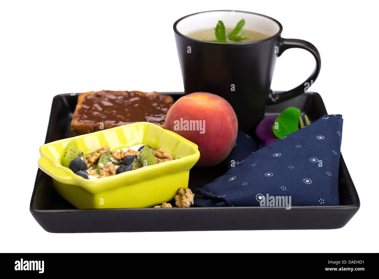 Gesundes Frühstück mit Schokolade Brot, Müsli, Pfirsich und Tasse Tee. Stockfoto