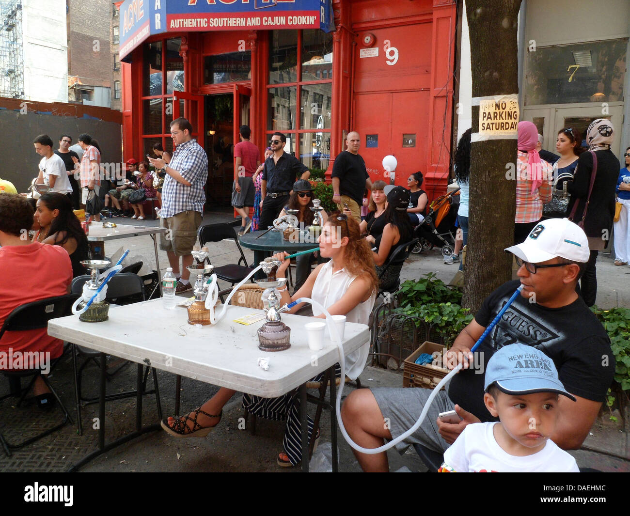 Provisorische Shisha Lounge während ein Straßenfest am Great Jones Street im Stadtteil Noho von New York Stockfoto