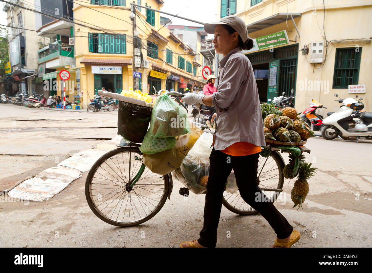 Straßenhändler in der Altstadt von Hanoi, Vietnam Stockfoto