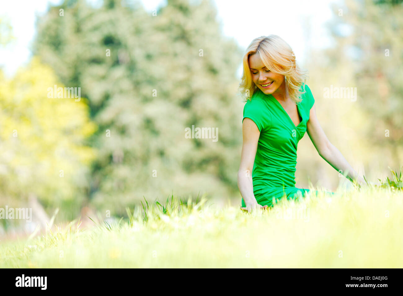 Schöne junge Frau Frühling Natur genießen Stockfoto