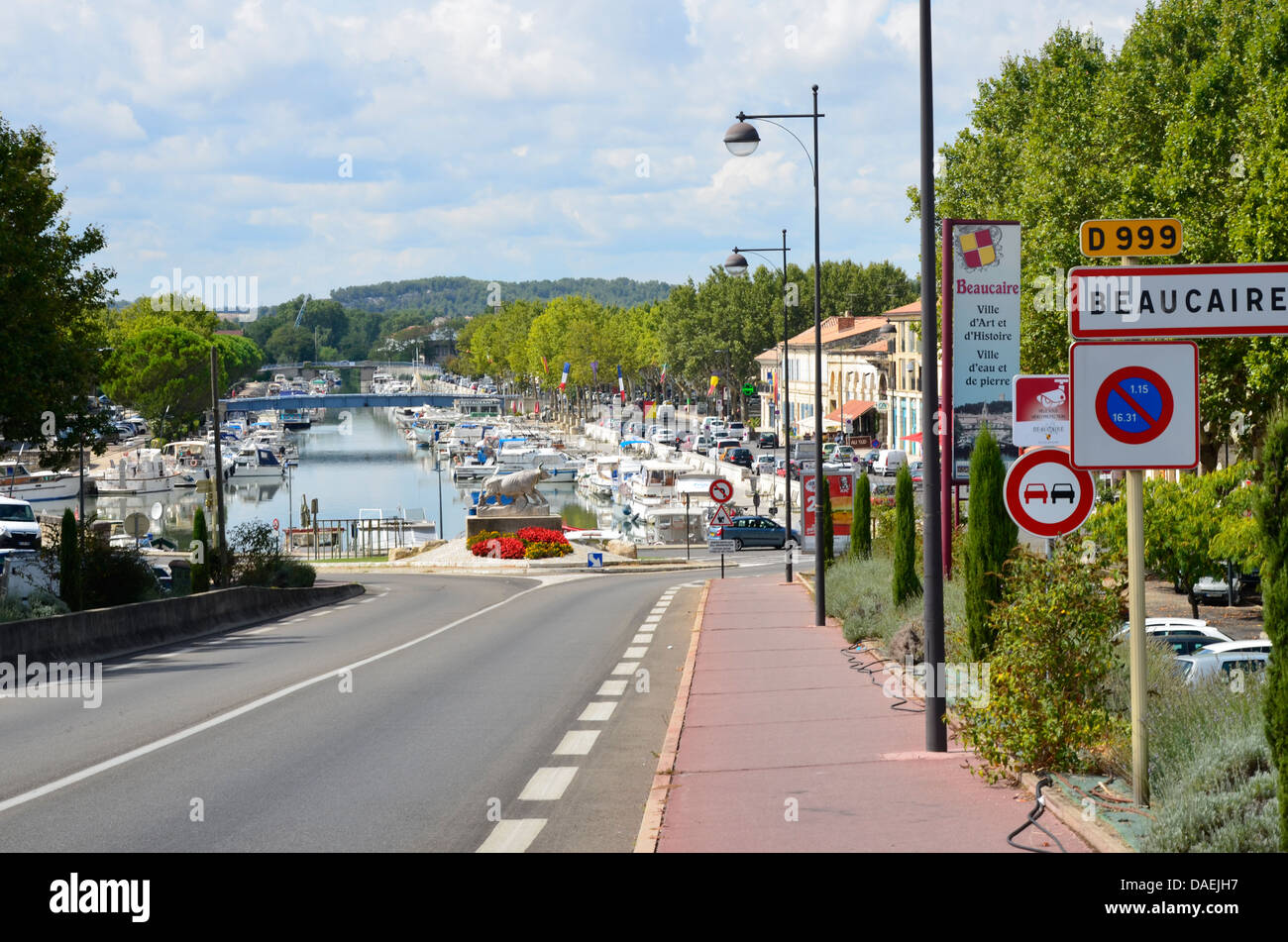 Kommend über die Rhône-Brücke von Tarascon haben Sie einen herrlichen Blick auf Stockfoto