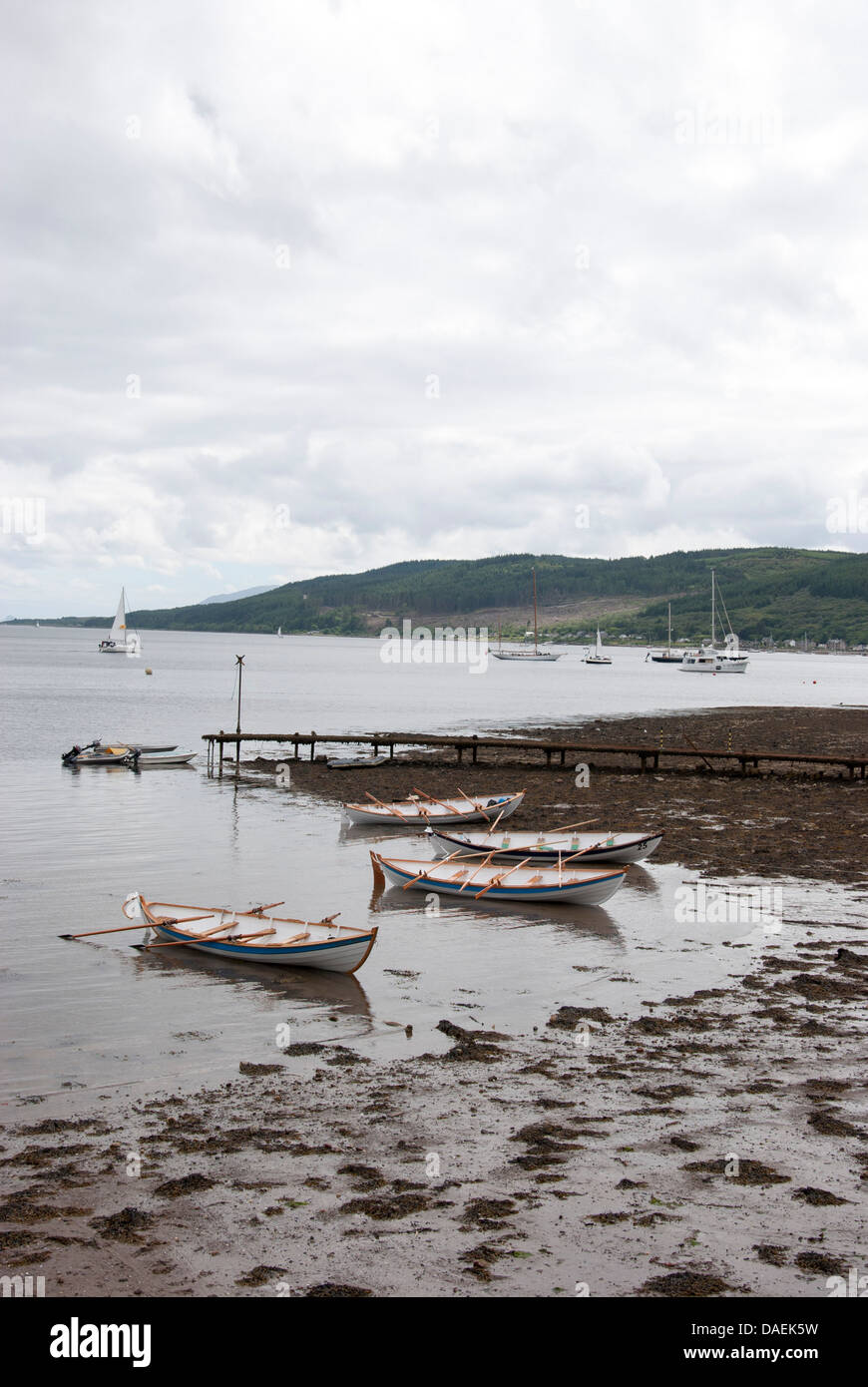 Vier Fair Inseln St. Ayles Skiffs am Tighnabruaich Schottland gestrandet Stockfoto