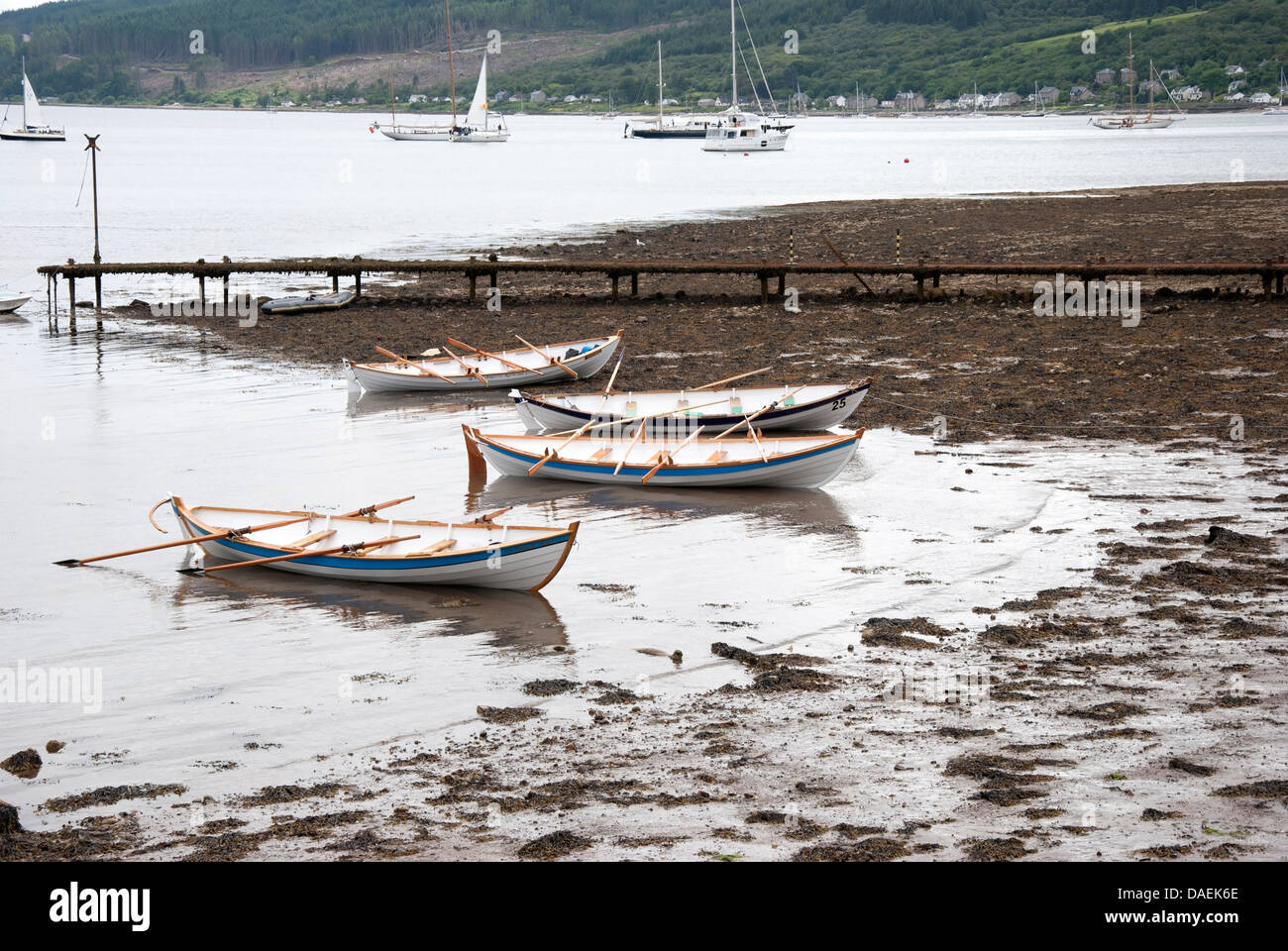 Vier Fair Inseln St. Ayles Skiffs am Tighnabruaich Schottland gestrandet Stockfoto