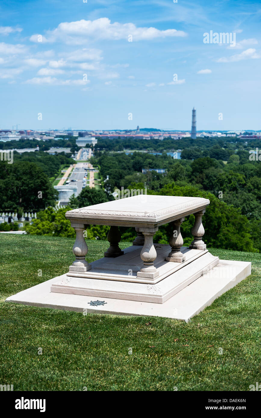 Grab von Pierre Charles L'enfant mit Blick auf den Arlington Friedhof. Stockfoto