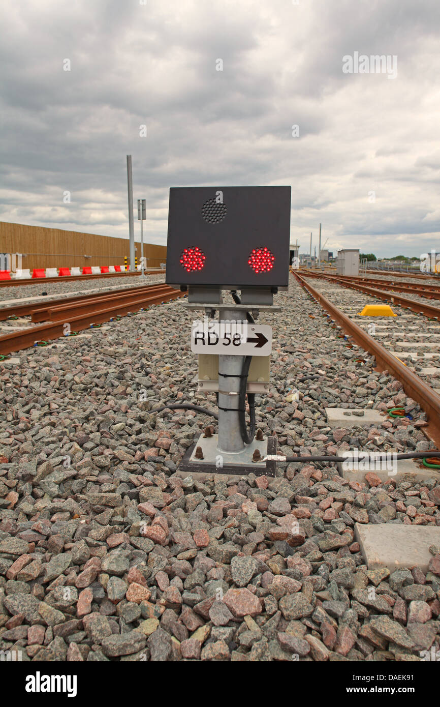 Eine neu installierte Boden Positionssignal identifiziert als RD-58 mit einem schwarzen Körper anzeigen, zwei rote Lichter und ein I D Board unten. Stockfoto