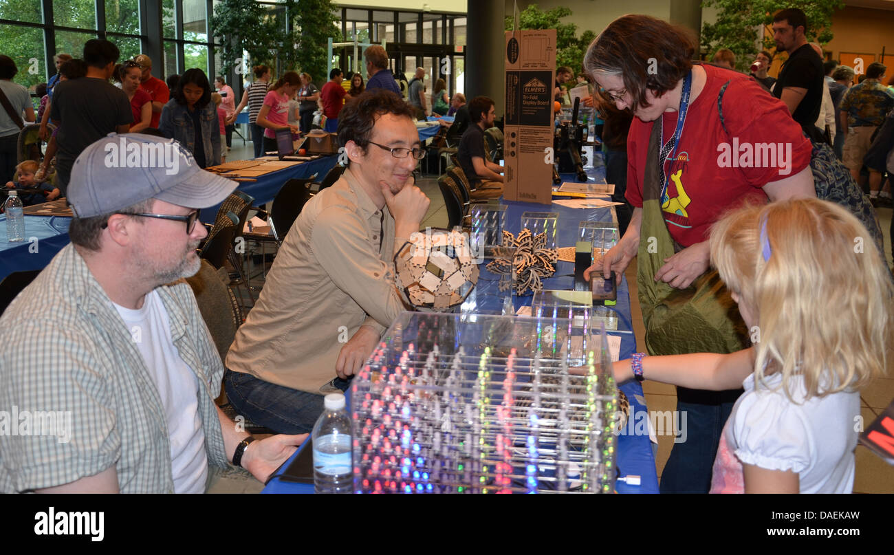 ANN ARBOR, MI - 8 Juni: Erkunden die Teilnehmer der Hypnocube in Ann Arbor Mini Maker Faire 8. Juni 2013 in Ann Arbor, MI Stockfoto