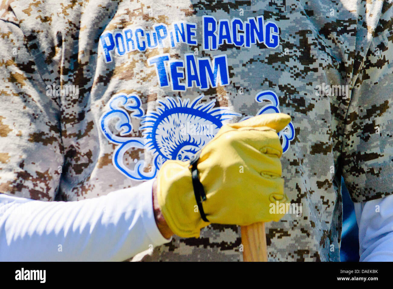 Closeup auf benutzerdefinierte Camo t-Shirt lesen "Porcupine Racing Team" am jährlichen 4. Juli Stachelschwein Rennen in Rat, Idaho Stockfoto