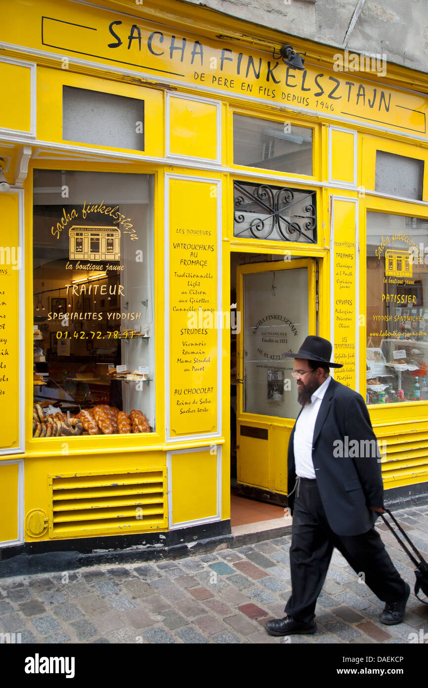Orthodoxer Jude geht vorbei an historischen Jiddisch Bäckerei - Finkelsztajn im Marais, Paris Frankreich Stockfoto