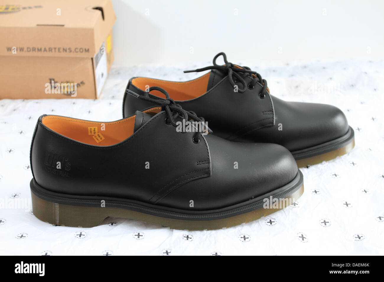 1461 Dr. Martens Schuhe, Air Wair, schwarze Schuhe, Norfolk, Großbritannien Stockfoto
