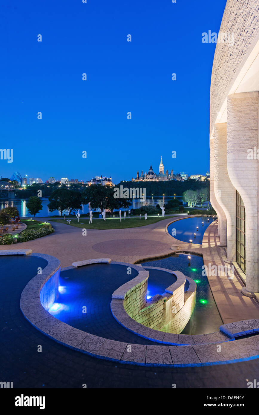 Skyline von Ottawa und Fluss betrachtet aus dem Museum von Zivilisationen zur blauen Stunde Stockfoto