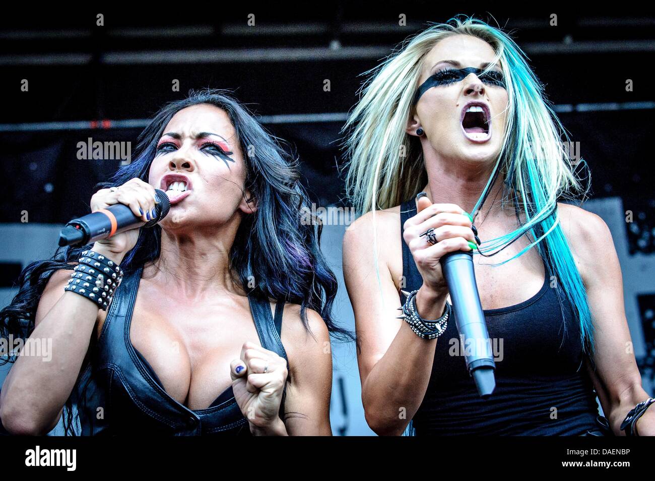 Toronto, Ontario, Kanada. 10. Juli 2013. CARLA HARVEY und HEIDI SHEPHERD, band Sänger für Amaerican Butcher Babies auf der Bühne im Rockstar Energy Drink Mayhem Festival in Toronto Credit: Igor Vidyashev/ZUMAPRESS.com/Alamy Live News Stockfoto