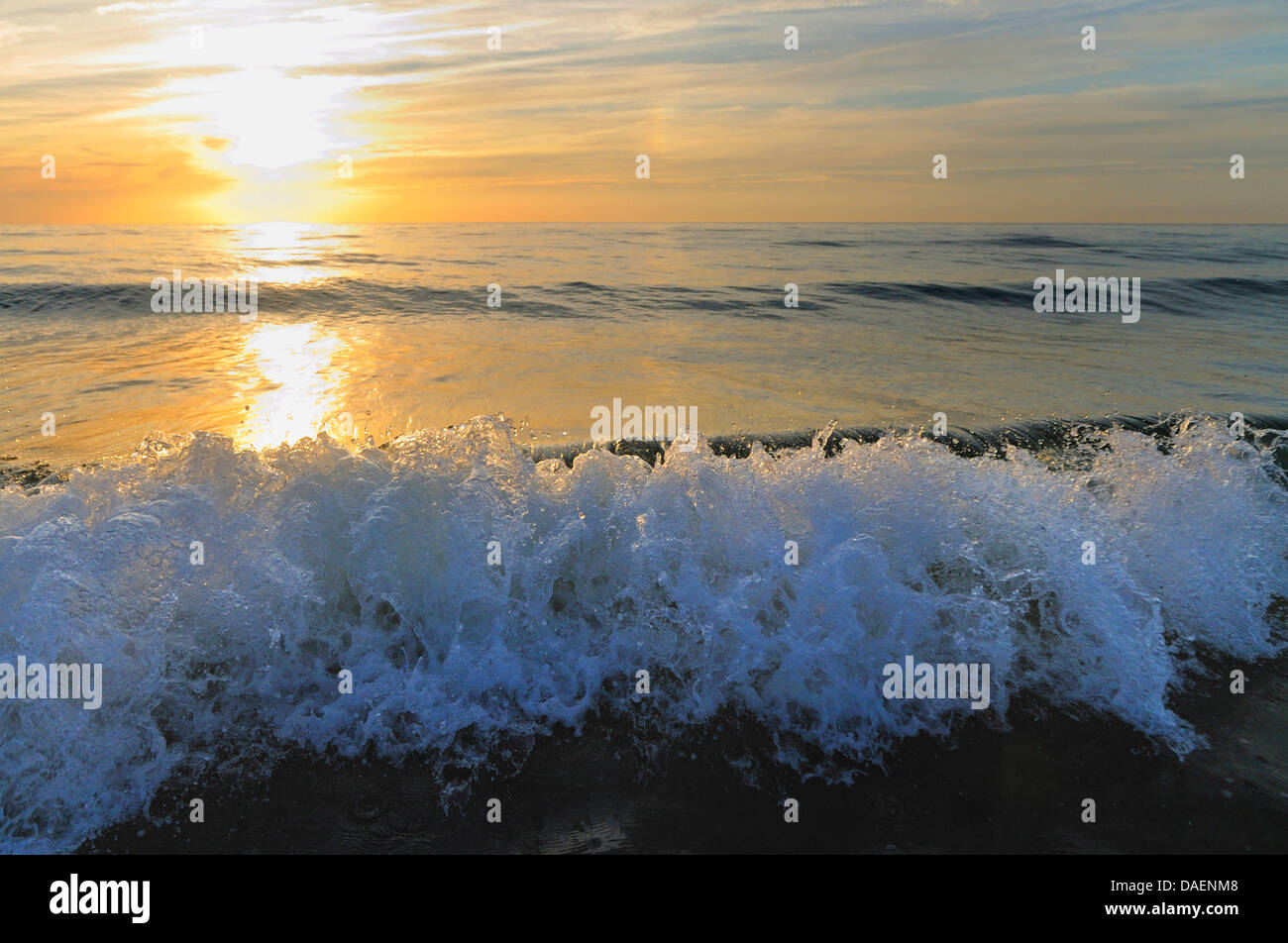 eine Welle am Strand Ostsee vor dem Sonnenuntergang, Deutschland, Mecklenburg-Vorpommern, Western Region Nationalpark Vorpommersche Stockfoto