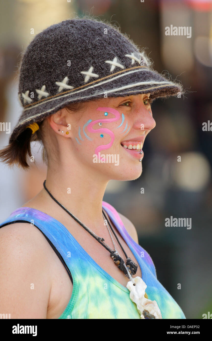 Junge Dame mit Gesicht gemalt, während der Gay Pride Parade Festlichkeiten-Victoria, British Columbia, Kanada. Stockfoto