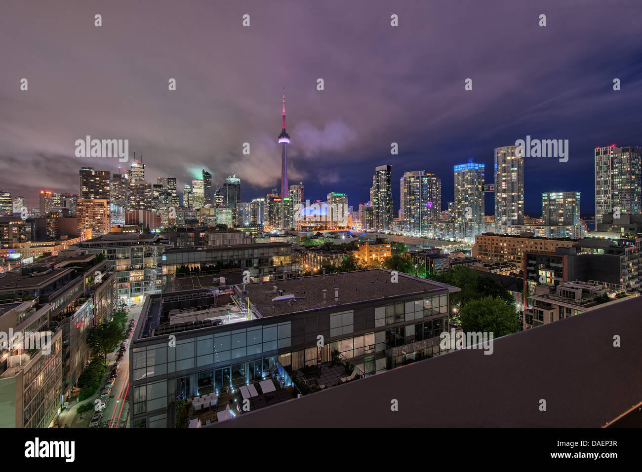 Toronto Skyline in der Abenddämmerung und die blaue Stunde gesehen von der Terrasse des Hotels Thompson Stockfoto