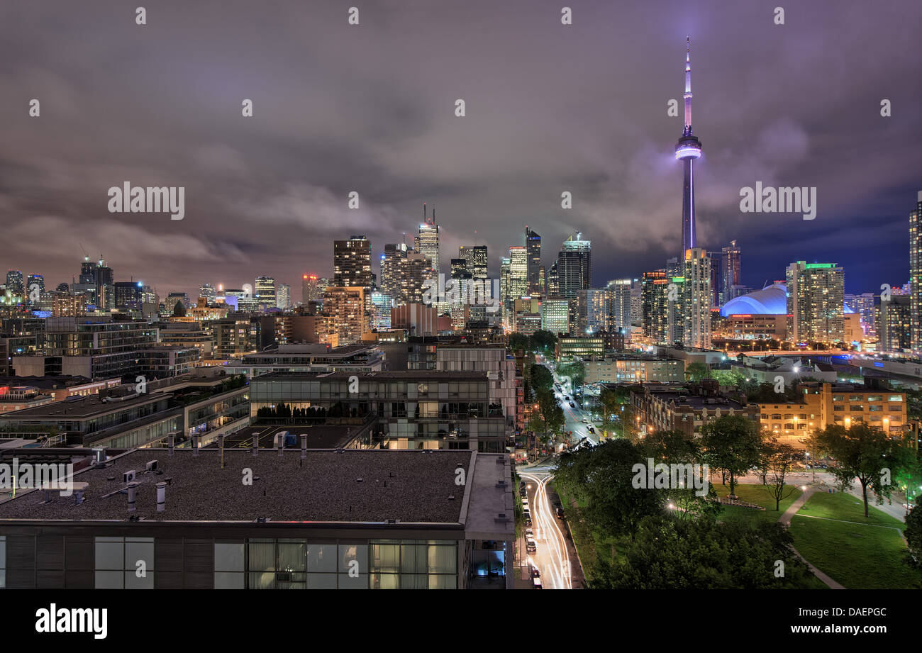 Toronto Skyline in der Abenddämmerung und die blaue Stunde gesehen von der Terrasse des Hotels Thompson Stockfoto