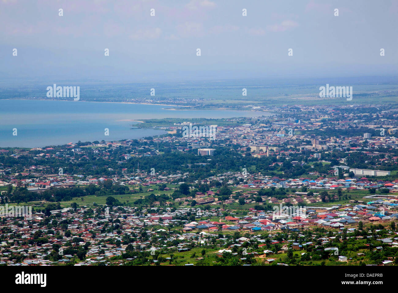 Blick von einem Hügel nach Bujumbura am Tanganjikasee, Burundi, Bujumbura Stockfoto