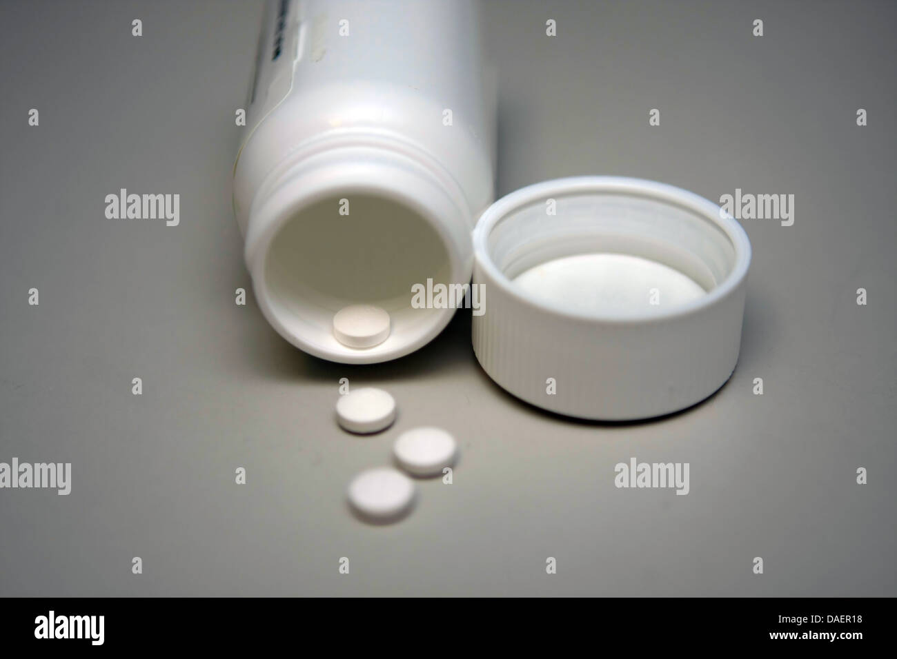 Pillen Medizin Medikamente weißen Flasche Deckel Medikament Medikamente Pillen Stockfoto