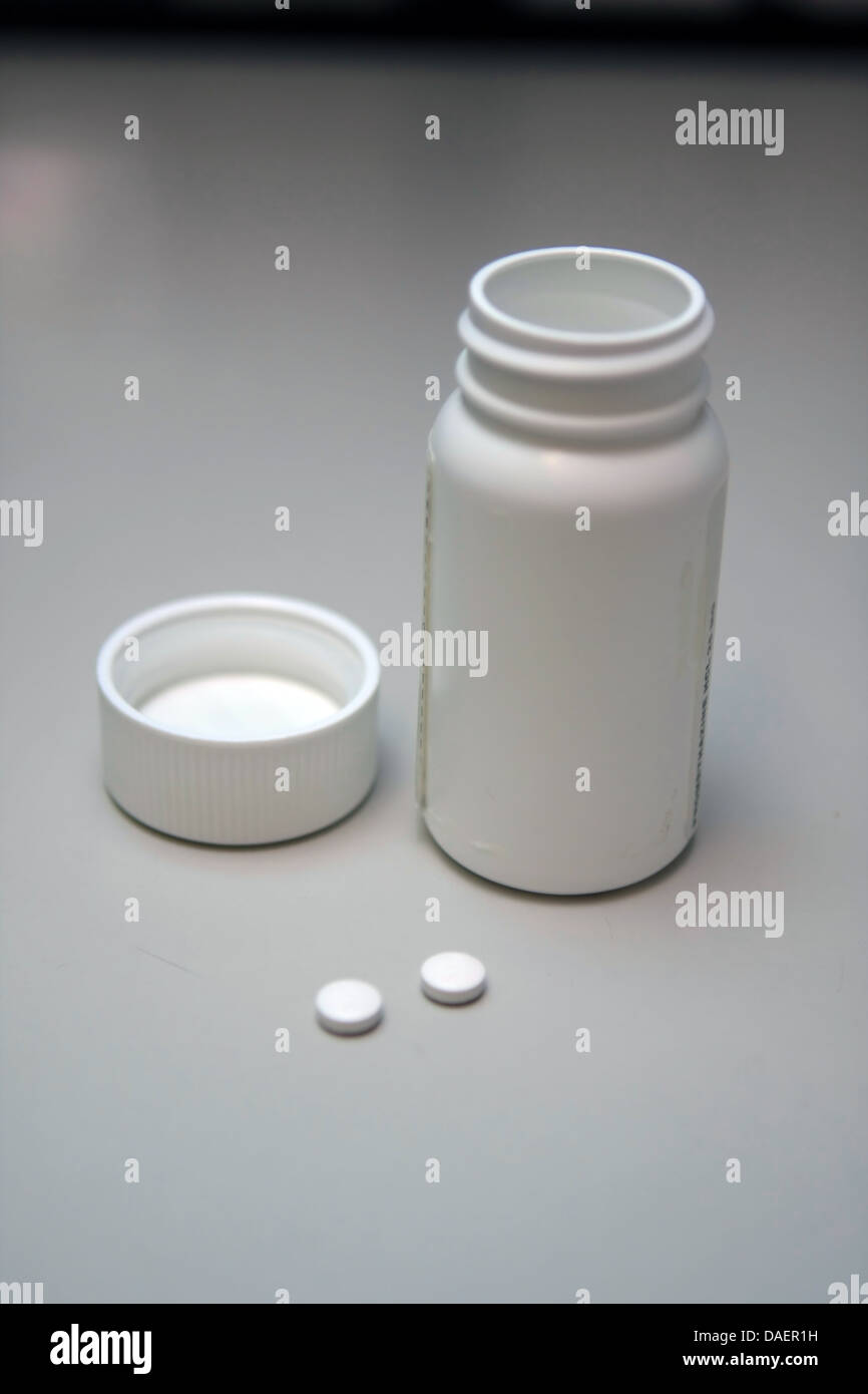 weiße Pillen aus weißen Flasche Medizin, Drogen, Medikamente, vertikal Stockfoto