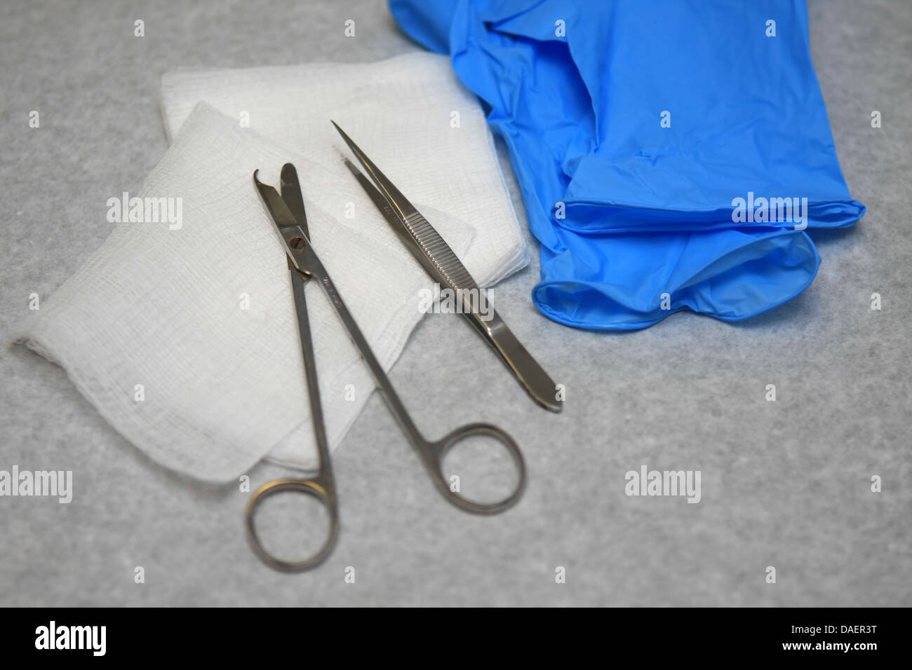 Pinzetten, Gaze, Latex-Handschuhe, Zangen und Scheren bereit für Klinik-Verfahren Stockfoto