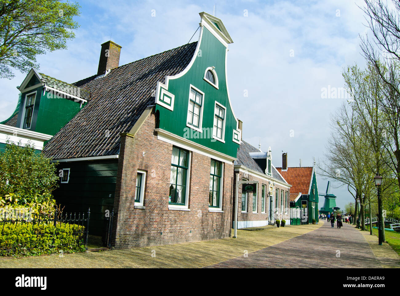 Alte Häuser auf einem Wanderweg der Zaanse Schans Stockfoto