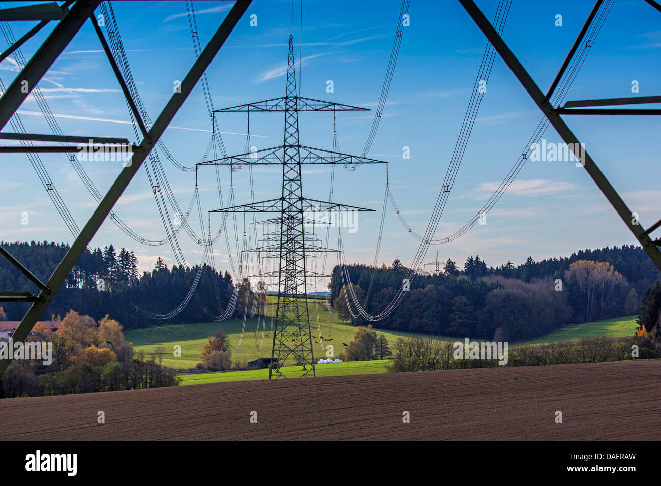 Strommast in den Freiburger Voralpen 230 KV Spannung Linien, Deutschland, Bayern Stockfoto