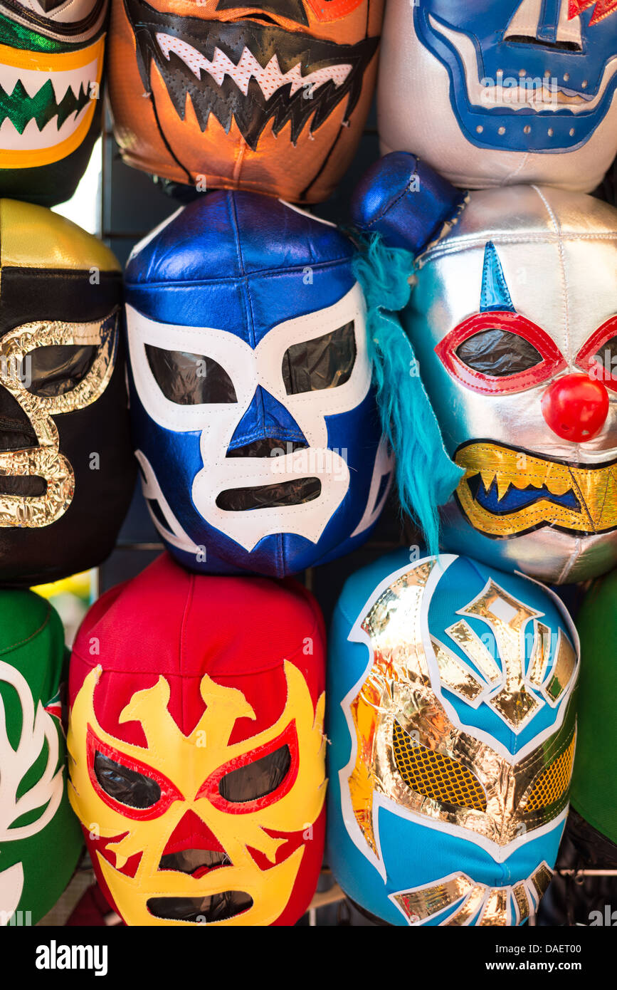 Anordnung der verschiedenen farbigen Luchador Masken als Hintergrund Stockfoto