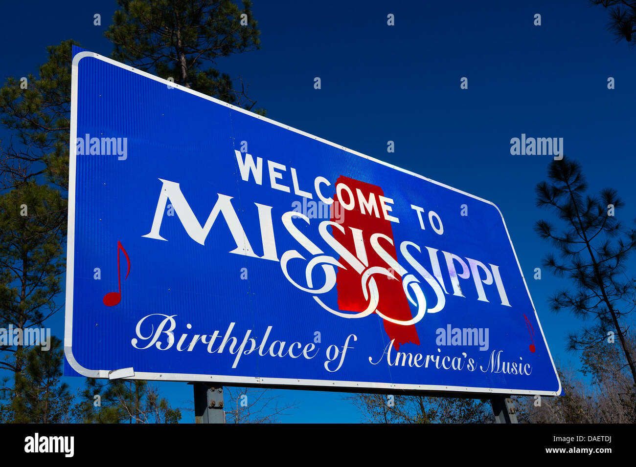 Herzlich Willkommen Sie in Mississippi Straßenschild mit einem blauen Himmelshintergrund Stockfoto