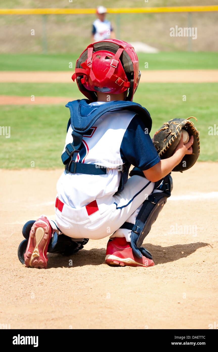 Jugend Baseball junge Fang während eines Spiels. Stockfoto