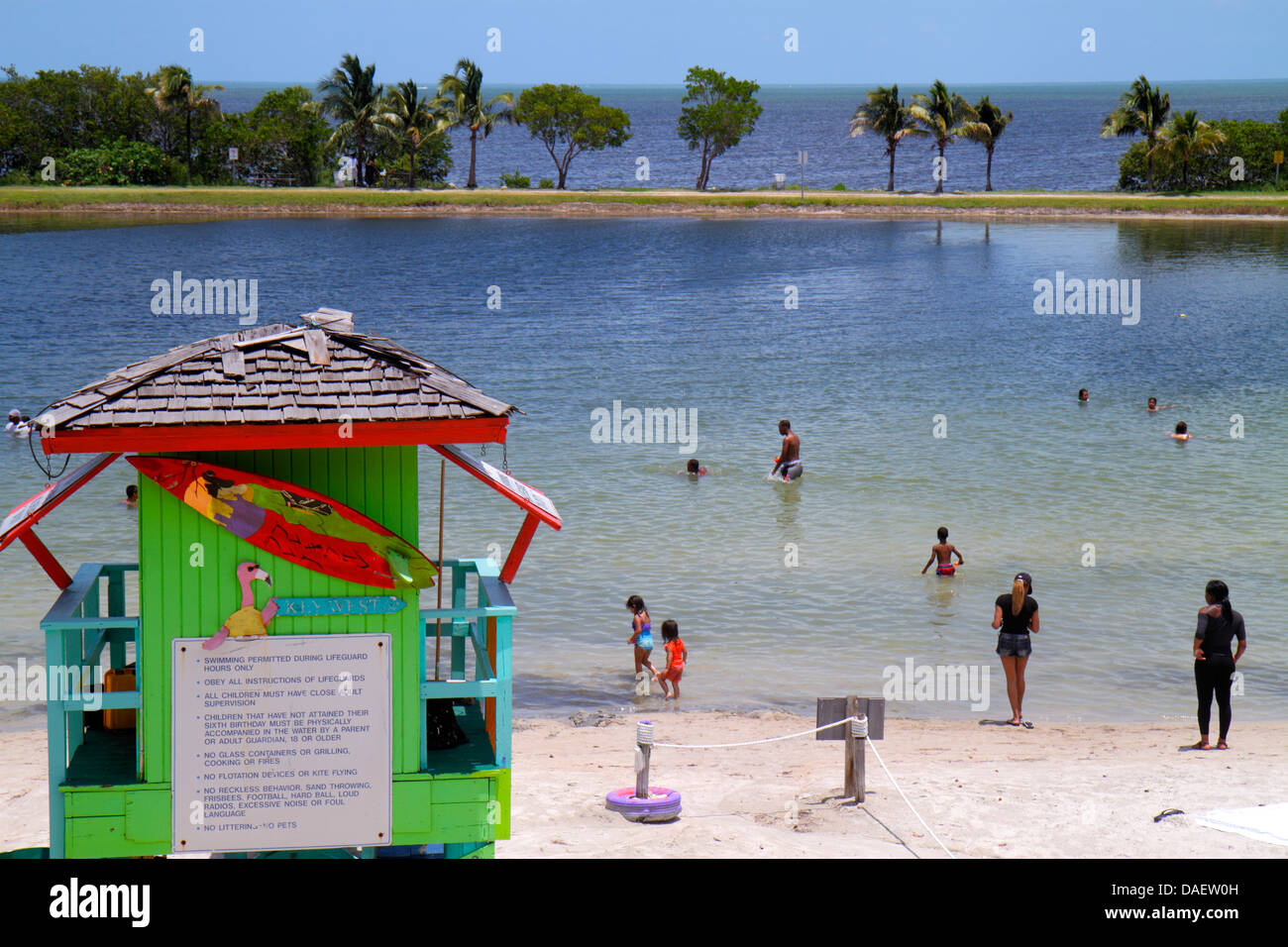 Miami Florida, Homestead, Homestead Bayfront Park, Biscayne Bay, Sonnenanbeter, Familien, Strand, Sand, Rettungsschwimmerstation, FL130518128 Stockfoto