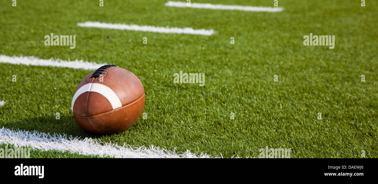 Ein American Football auf einem grünen Fußballplatz Stockfoto