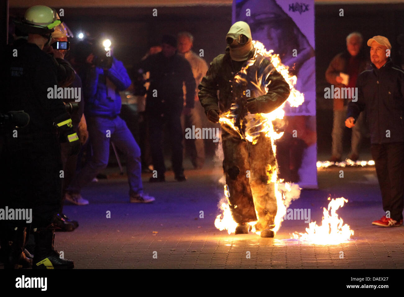 Stuntman Denni Duesterhoeft versucht, den aktuellen Guiness Rekord brechen als "menschliche Flamme" in Hamburg, Deutschland, 16. November 2011. Der Feuer-Stuntman lief auf einer Länge von 120 Meter als menschliche Flamme - neuer Rekord und Eintrag in das Guiness Buch der Rekorde. Foto: BODO MARKS Stockfoto