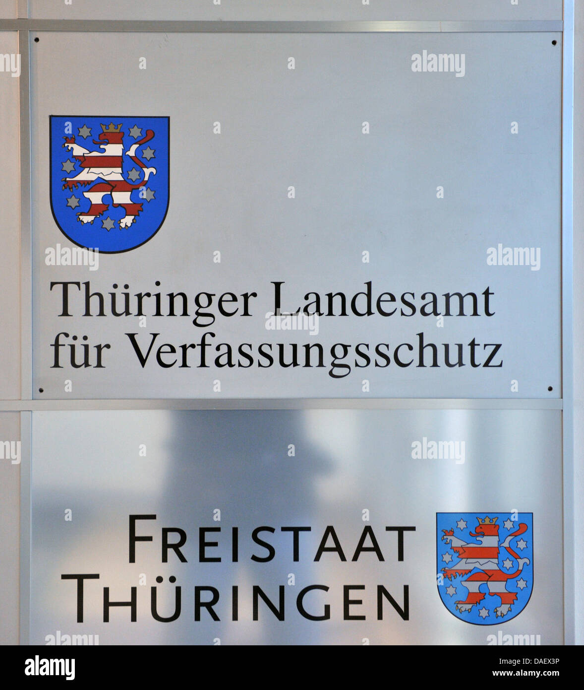 Das Thüringer Landesamt für den Verfassungsschutz ist in Erfurt, Deutschland, 15. November 2011 abgebildet. Das Landesamt stellt viele kritische Fragen rund um die Neo-Nazi-Trio, das unter der Erde in den späten 1990er Jahren ging. Die Bundesanwaltschaft hat die Terror-Zelle verantwortlich für eine Reihe von mindestens 10 Morden, die zwischen 2007 und 2000 stattfand. Foto: Stockfoto