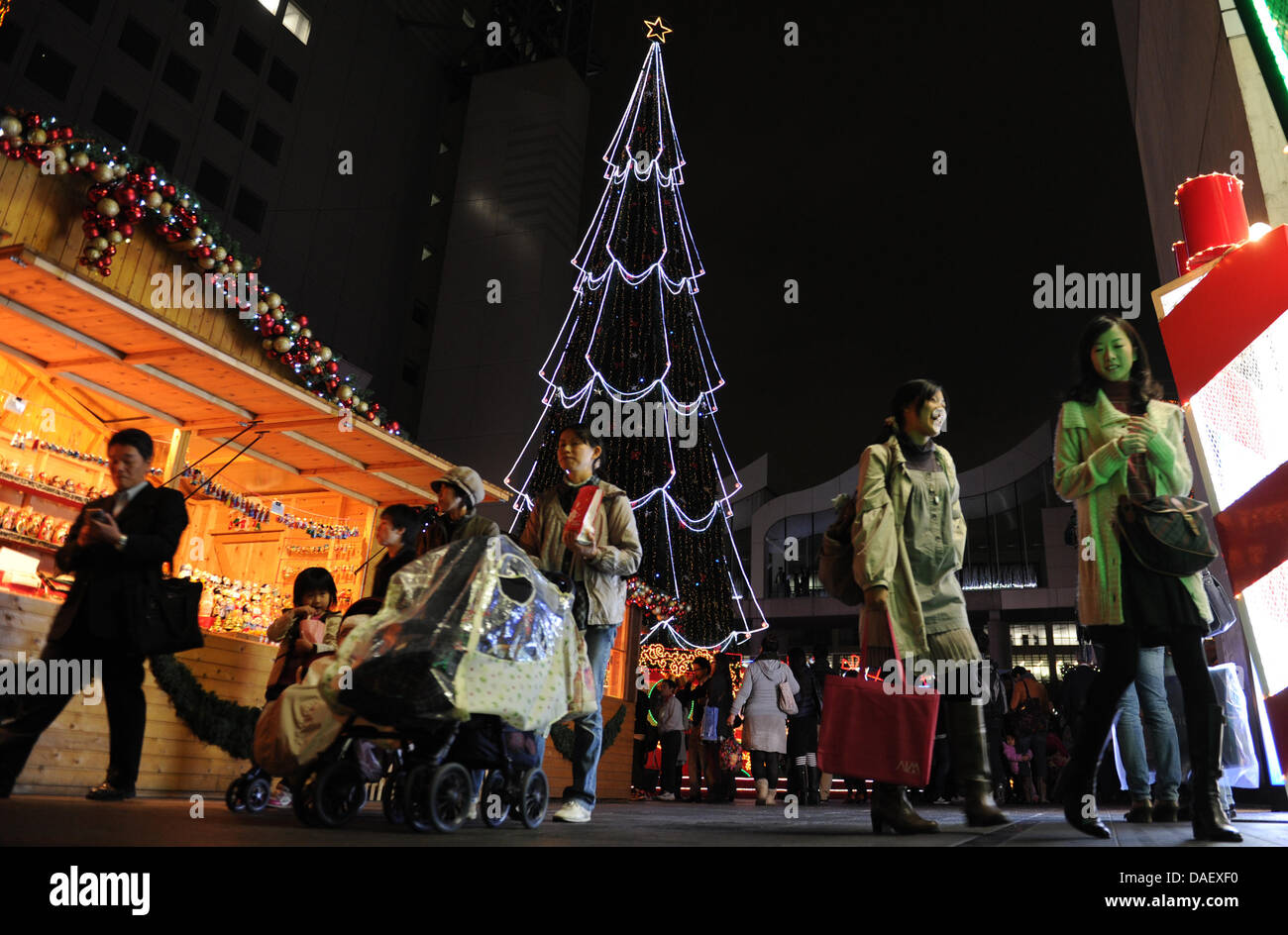 Fußgänger überqueren der deutschen Weihnachtsmarkt in Osaka, Japan, 18. November 2011. Deutsche Weihnachten behandelt und Handarbeiten, die exotischen asiatischen Bedingungen sind, ziehen immer mehr Bewohner auf den kleinen Weihnachtsmarkt in Hamburgs Schwester Stadt. Foto: ANGELIKA WARMUTH Stockfoto