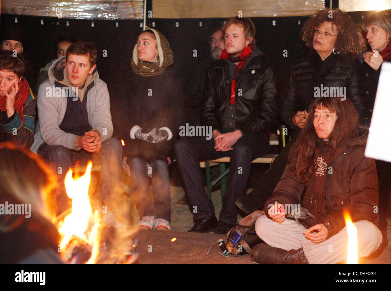Angela Davis (C), US-amerikanischer Bürgerrechtler, sitzt im besetzen Lager in Berlin, Deutschland, 18. November 2011. Der Menschenrechtler erfuhr der Occupy-Bewegung in Berlin und sprach viel Erfahrung mit früheren Protestbewegungen während ihres Besuchs in das Lager der "Federal Press Beach". Foto: FLORIAN SCHUH Stockfoto