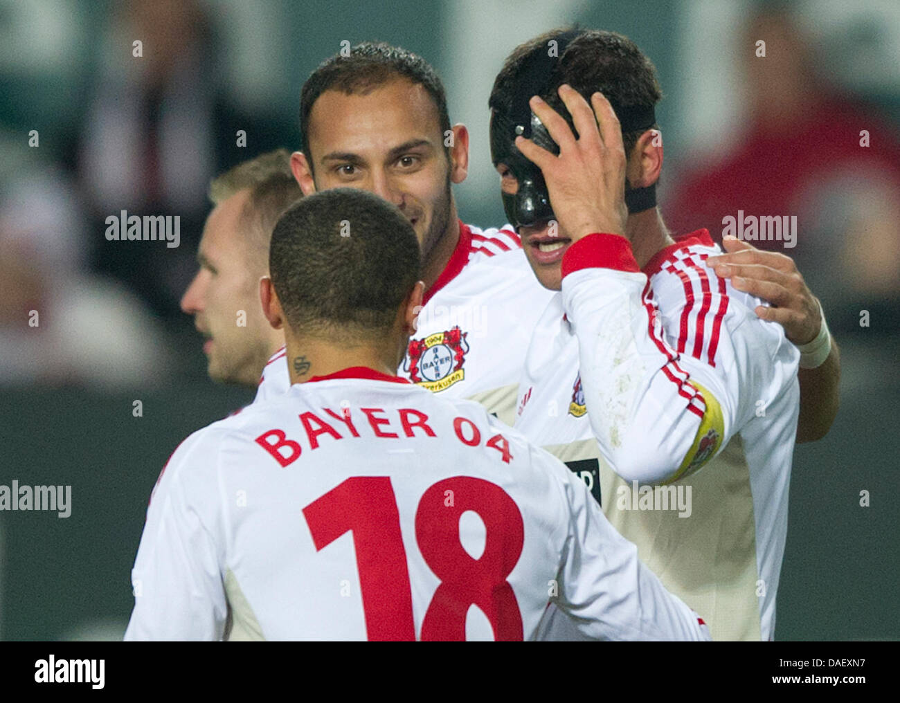 Leverkusens Michael Ballack feiert seine 0-1 Ziel mit seinen Teamkollegen in der deutschen Bundesliga-Spiel zwischen FC Kaiserslautern und Bayer Leverkusen im Fritz-Walter-Stadion in Kaiserslautern, Deutschland, 18. November 2011. Foto: Uwe Anspach Stockfoto