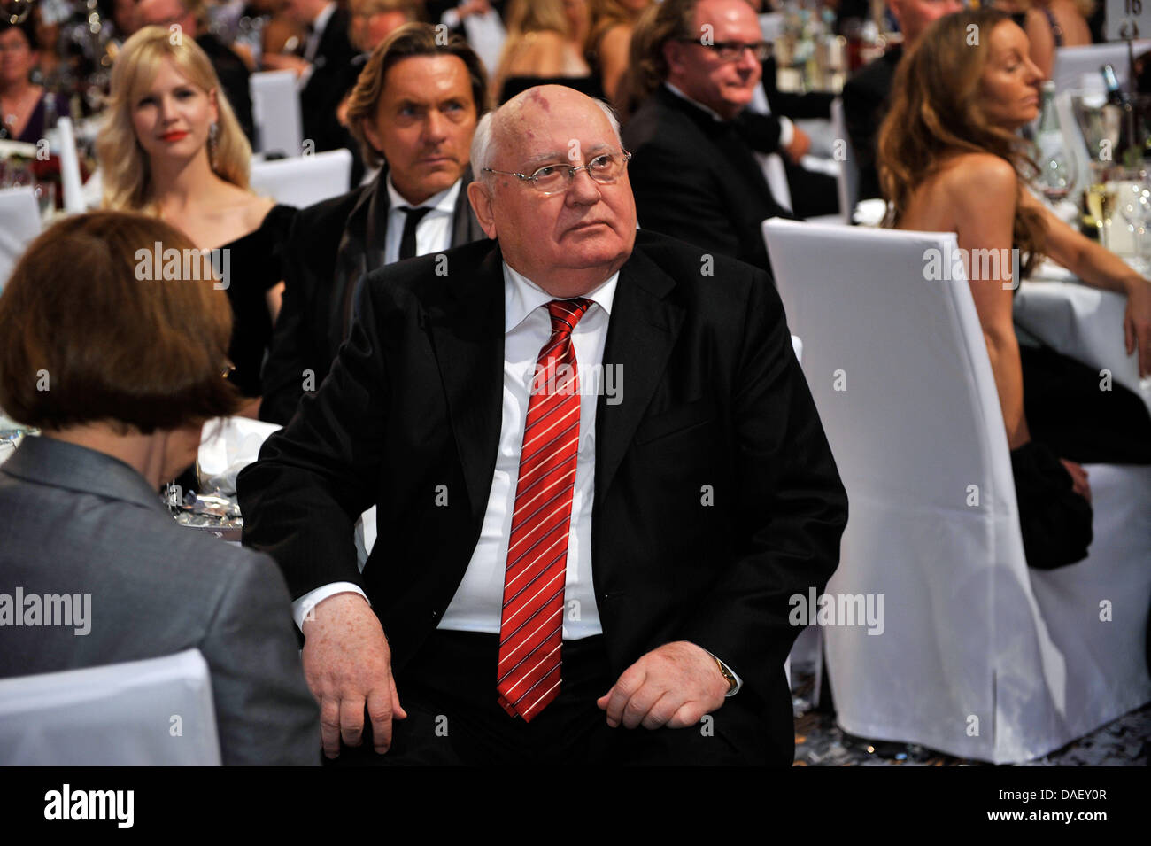 Der ehemalige Präsident der Sowjetunion Michail Gorbatschow sitzt auf einem Stuhl während der Unesco Charity Gala 2011 in Düsseldorf, 19. November 2011. Stars und Prominente aus dem Showbusiness, Politik, Wirtschaft und Sport kamen zusammen, um Spenden für benachteiligte Kinder aus aller Welt zu sammeln. Foto: Henning Kaiser Stockfoto